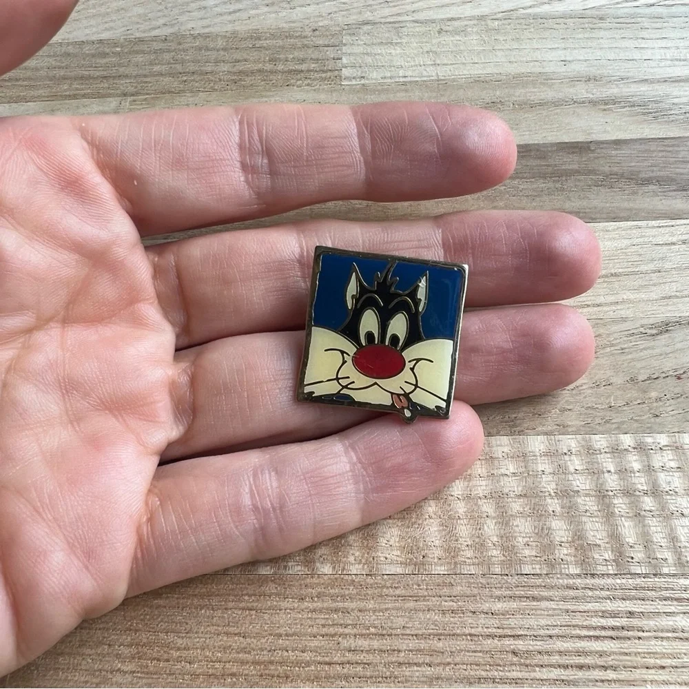 Vintage 1992 Sylvester cat looney tunes pin - Picture 2 of 4